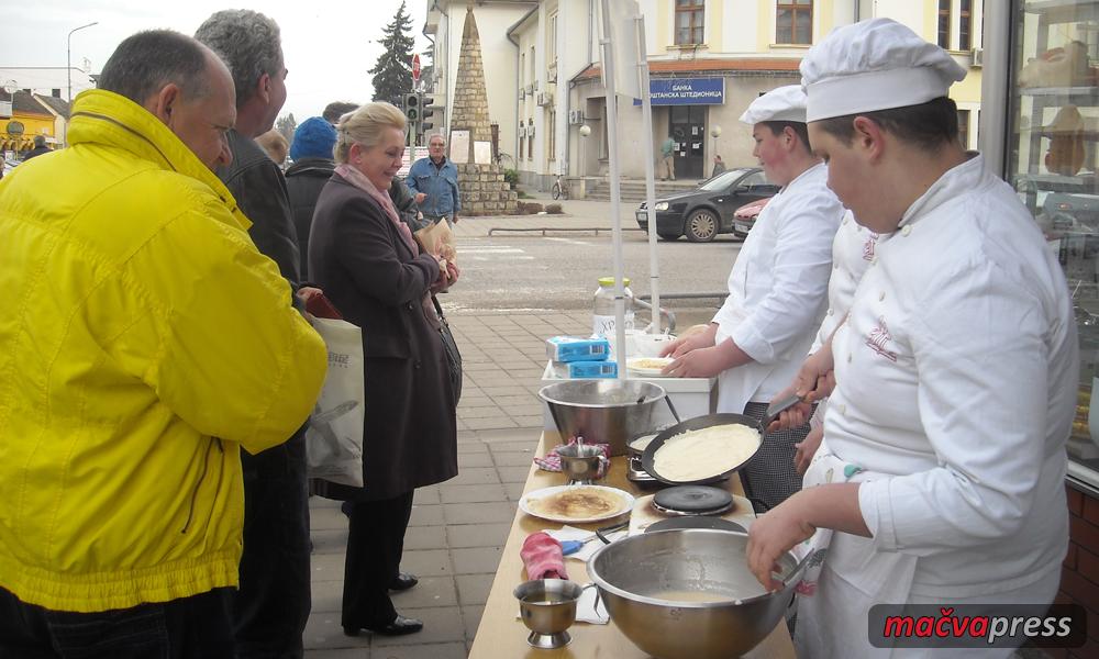 Hranom do srca - Pripremanjem i prodajom palačinki sakupljeno 21.045 dinara!