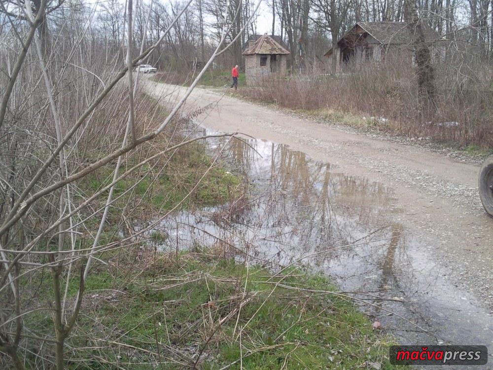 Drina Vasin sib sajt - Reke izlaze iz korita - poplavljeni putevi i njive u nebranjenom delu, voda se širi pema nasipu