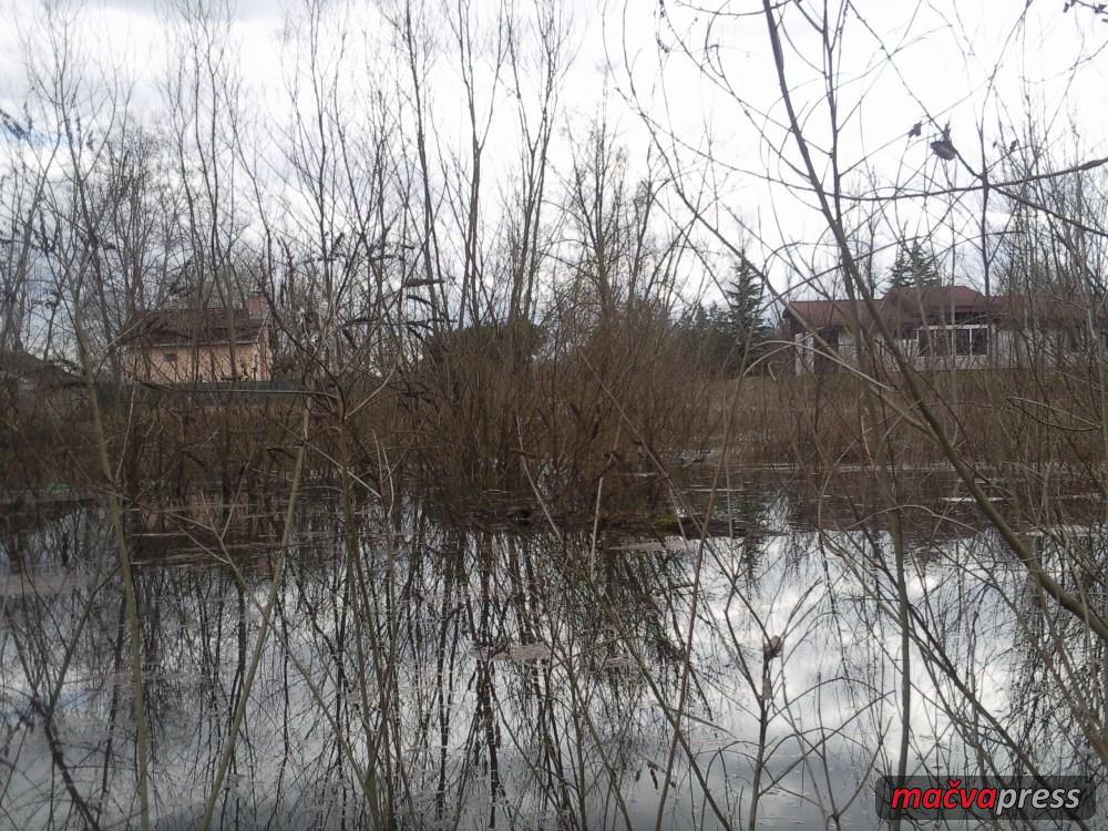 Drina motel sajt - Reke izlaze iz korita - poplavljeni putevi i njive u nebranjenom delu, voda se širi pema nasipu