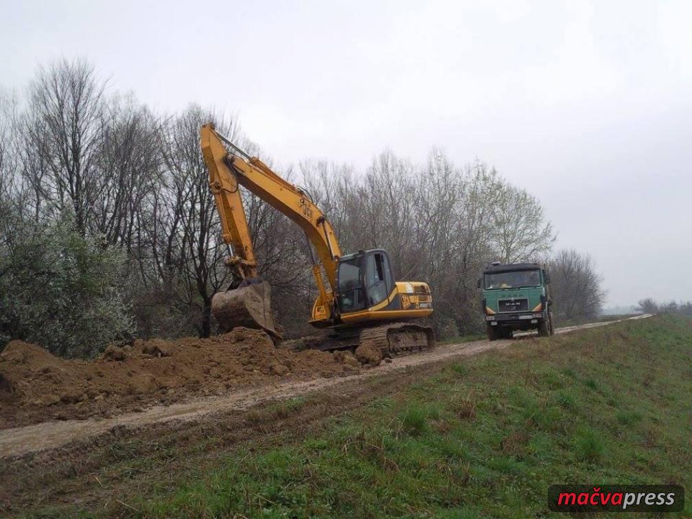 Nasip Banov brod naslovna - Zasedao Štab za vanredne situacije: Drina i Sava pod kontrolom, uzdiže se nasip na Banovom Brodu