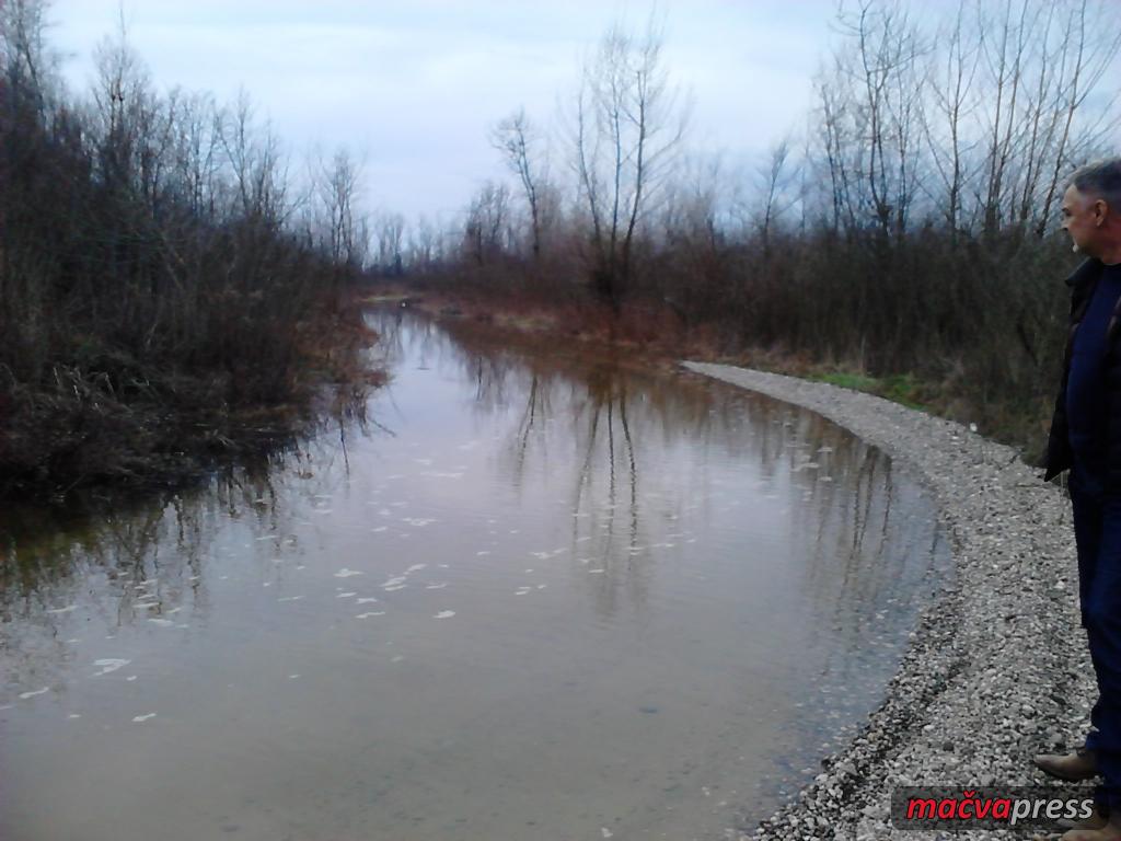 Put iza motel - Sava i Drina se izlile u nebranjenom delu u Crnoj Bari - put od motela do plaže pod vodom