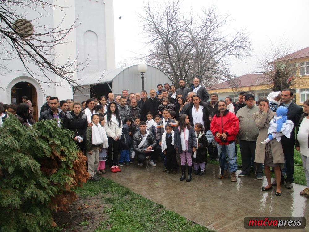 grupna - Predsednik Opštine Nenad Beserovac krstio 50 Roma na kolektivnom krštenju u crkvi u Bogatiću