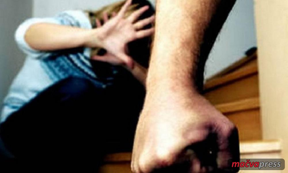 Nasilje u porodici Glusci - Насиље у породици: Песницама и столицом претукао супругу