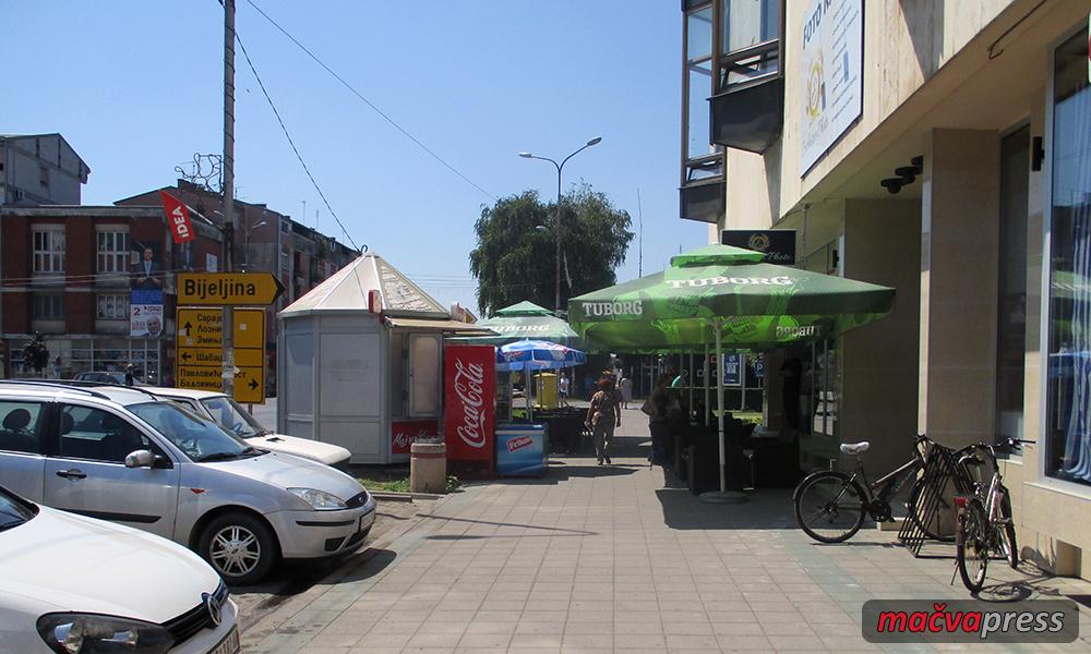 Kafe centar basta Naslovna - "Комуналци" ће уклонити летњу башту "Центар" са тротоара
