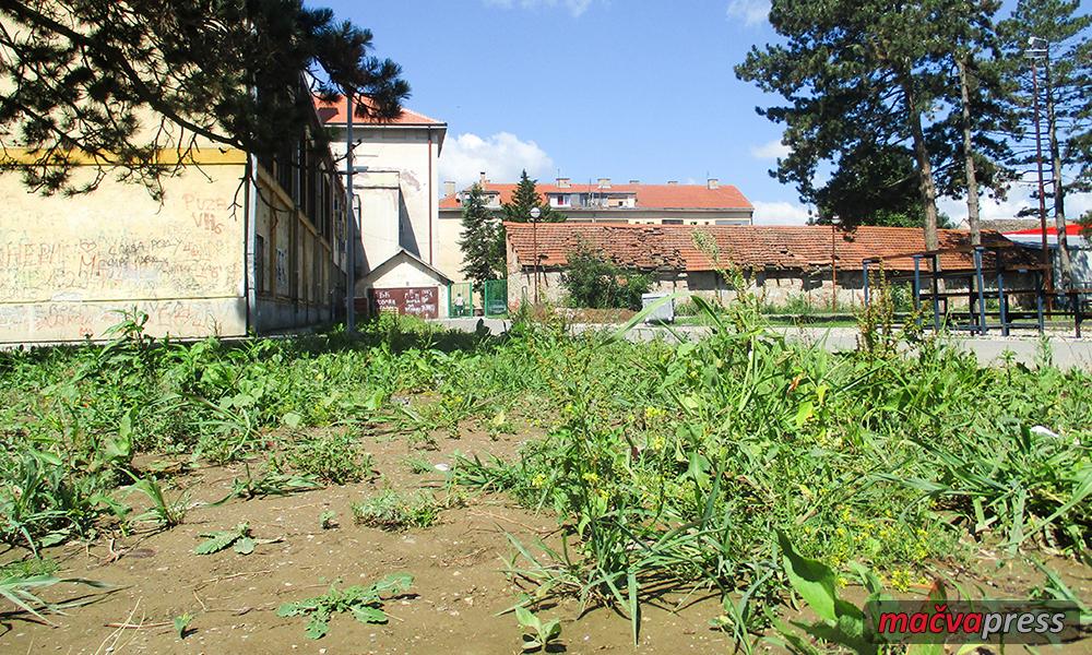 Dvoriste OS Mika Mitrovic Naslovna - Срамота: Школско двориште у корову - ово су "зелене  површине" у центру Богатића