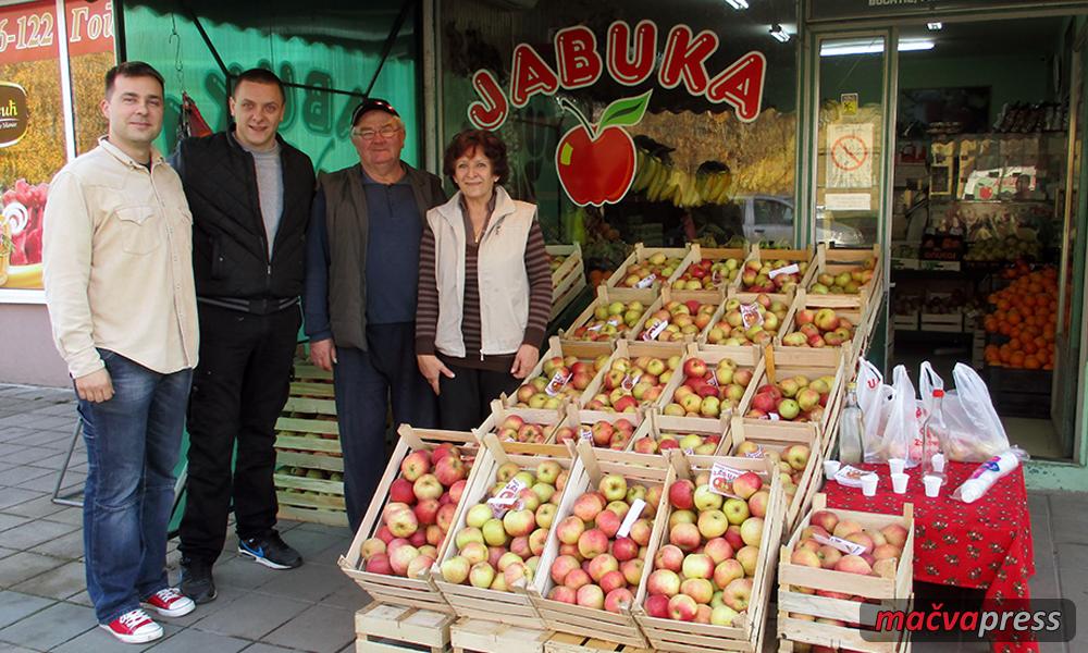 Jabuka naslovna - Богатић "затрпан" јабукама - пиљарница слави десети рођендан и поклања 1,5 тону јабука!