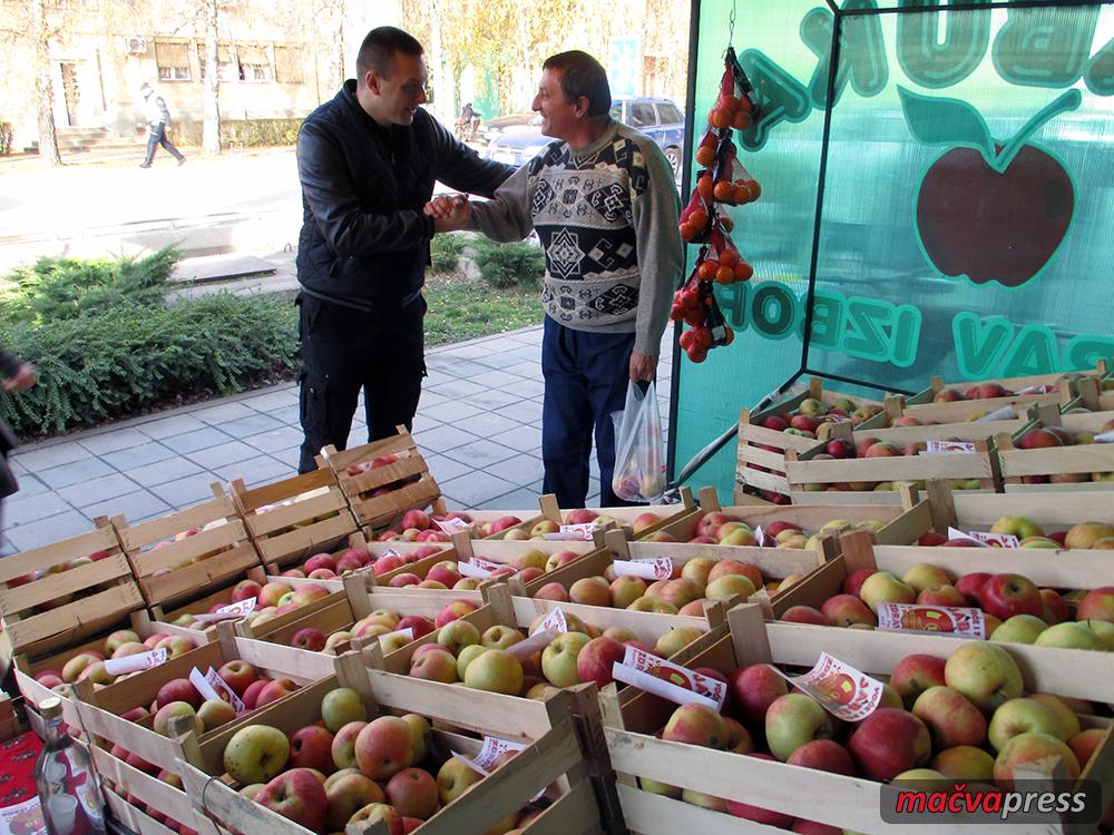 Jabuka2 - Богатић "затрпан" јабукама - пиљарница слави десети рођендан и поклања 1,5 тону јабука!