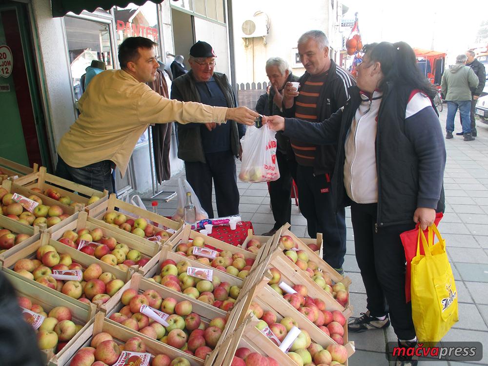 Jabuka3 - Богатић "затрпан" јабукама - пиљарница слави десети рођендан и поклања 1,5 тону јабука!