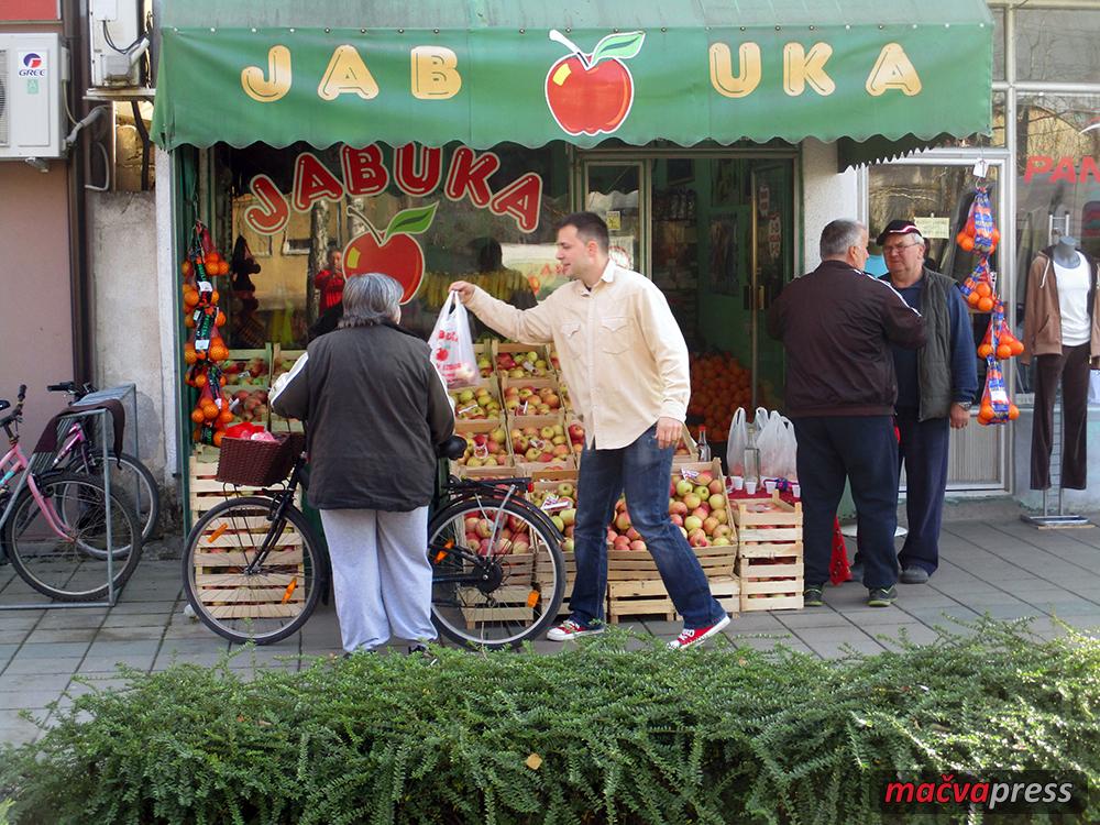 Jabuka4 - Богатић "затрпан" јабукама - пиљарница слави десети рођендан и поклања 1,5 тону јабука!