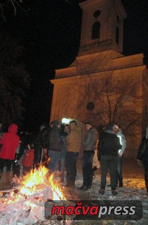 bvece1 300x454 - БАДЊЕ ВЕЧЕ У ЦРКВИ РОЂЕЊА БОГОРОДИЦЕ У БОГАТИЋУ (ФОТО)