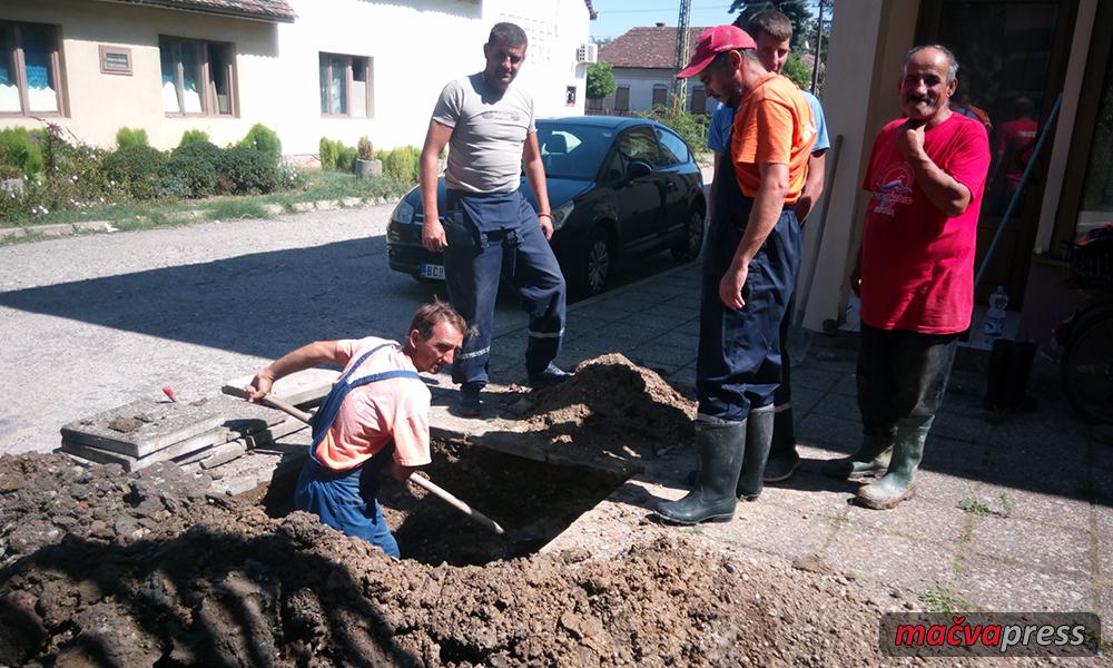 Pukla cev - Нова хаварија на водоводној мрежи у Улици војводе Степе