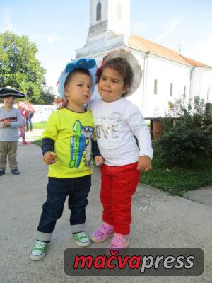 deca8 300x400 - Дечја недеља: Друштво да обезбеди радост сваког детета (фото маскенбал ПУ "Слава Ковић")