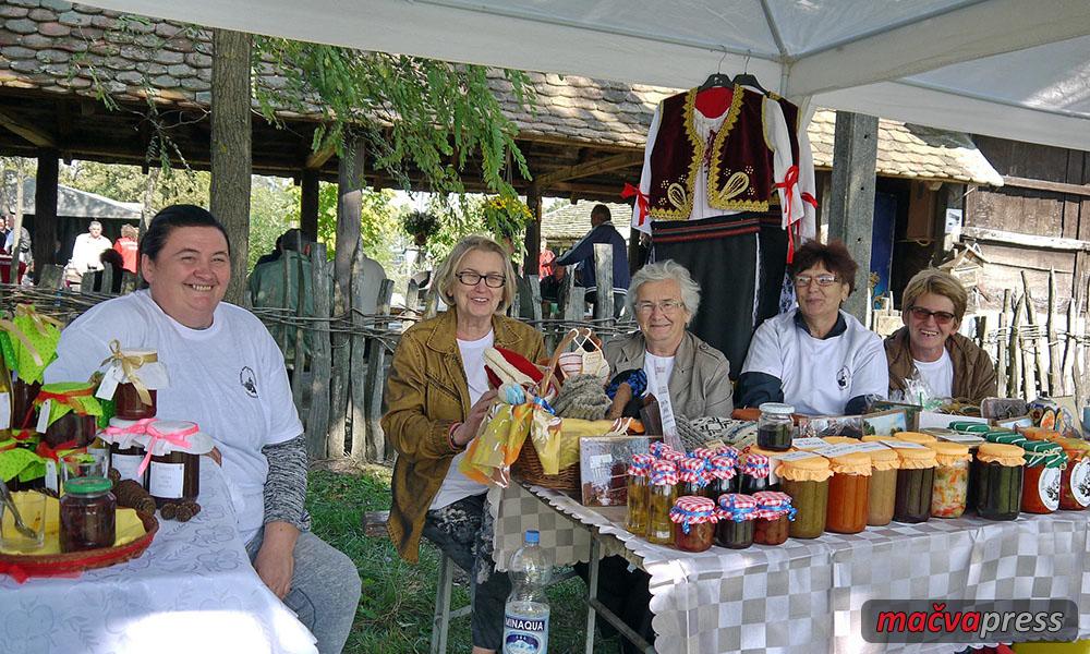 Crnobarke Naslovna - Вредне жене из Црне Баре: удружење "Црнобарке" им друга кућа!