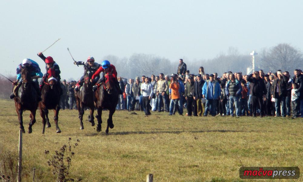 Trke Bozic Naslovna - Више од четири хиљаде људи на Божићним коњичким тркама у Богатићу