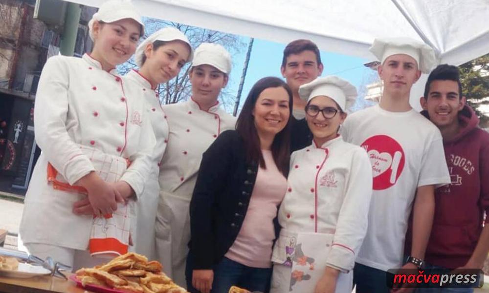 Kuvari naslovn - Хумани кувари из Средње школе прикупили 12.000 динара у акцији "Храном до срца"