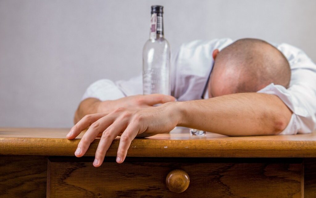 Alkoholizam 1024x642 - ЗАБРИЊАВАЈУЋИ БРОЈ МЛАДИХ НЕУМЕРЕНО И НЕОДГОВОРНО КОНЗУМИРА АЛКОХОЛ