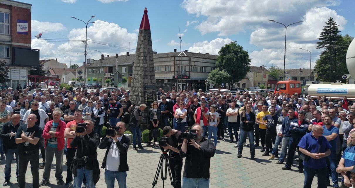 Protest 1210x642 - СТОЧАРИ ПРОТЕСТВОВАЛИ ЗБОГ НИСКИХ ЦЕНА ТОВЉЕНИКА, НЕДИМОВИЋ НАЈАВИО СТАБИЛИЗАЦИЈУ ТРЖИШТА И СТРАТЕГИЈУ СВИЊАРСТВА (ФОТО-ВИДЕО)