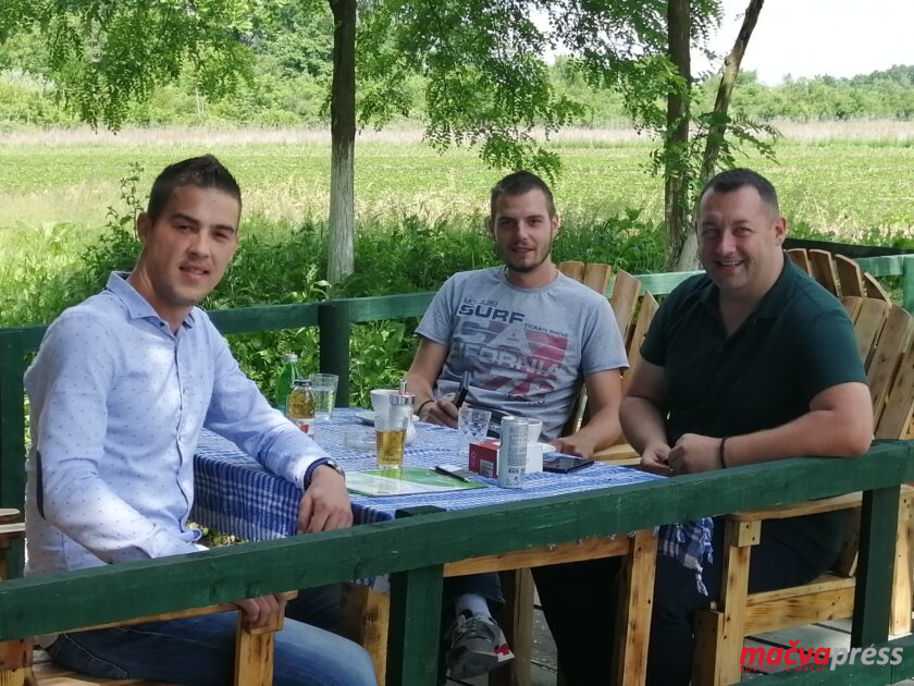 Banja 3 Vlasnik Nemanja Prsic prvi s leva sa gostima 840x630 - БАЊА "ЈОКИН ГРАБ" -  БЛАГОДЕТИ ТОПЛЕ ВОДЕ У НЕТАКНУТОЈ ПРИРОДИ (ФОТО - ВИДЕО)