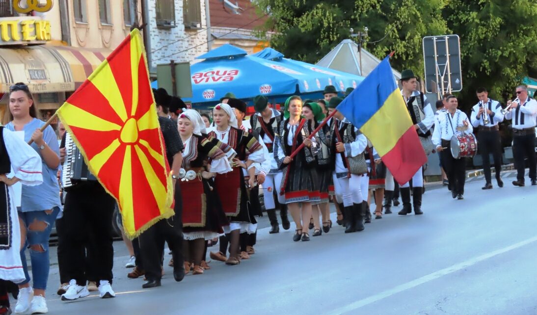 Defile Naslovna 1094x642 - УЧЕСНИЦИ БОГАТФЕСТА ОДУШЕВИЛИ ПУБЛИКУ (ФОТО ГАЛЕРИЈА)