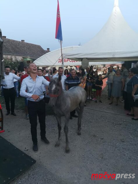 Jovan i zdrebe 473x630 - ЈОШ СЕ ПРИЧА У МАЧВИ И ШИРЕ:  ДРУШТВО ИЗ "ЂИДА" ЈОВАНА ОБРАДОВАЛО ПОКЛОНОМ НА ЧЕТИРИ НОГЕ!