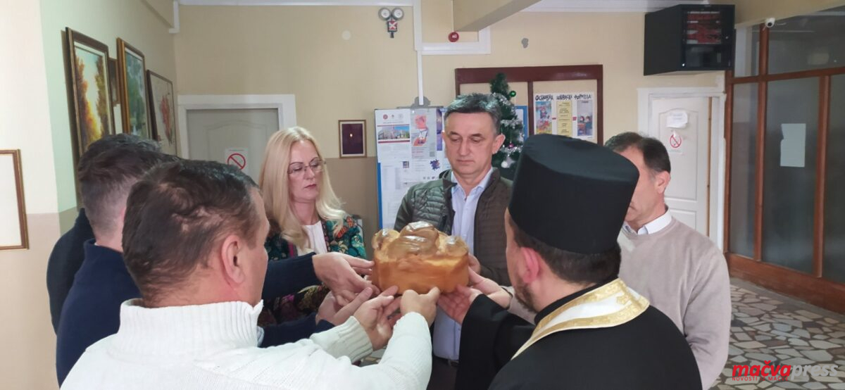 СВЕТИ САВА ОБЕЛЕЖЕН У ШКОЛАМА И ЦРКВЕНИМ ХРАМОВИМА (ФОТО) Srednje1 1200x554 - СВЕТИ САВА ОБЕЛЕЖЕН У ШКОЛАМА И ЦРКВЕНИМ ХРАМОВИМА (ФОТО)