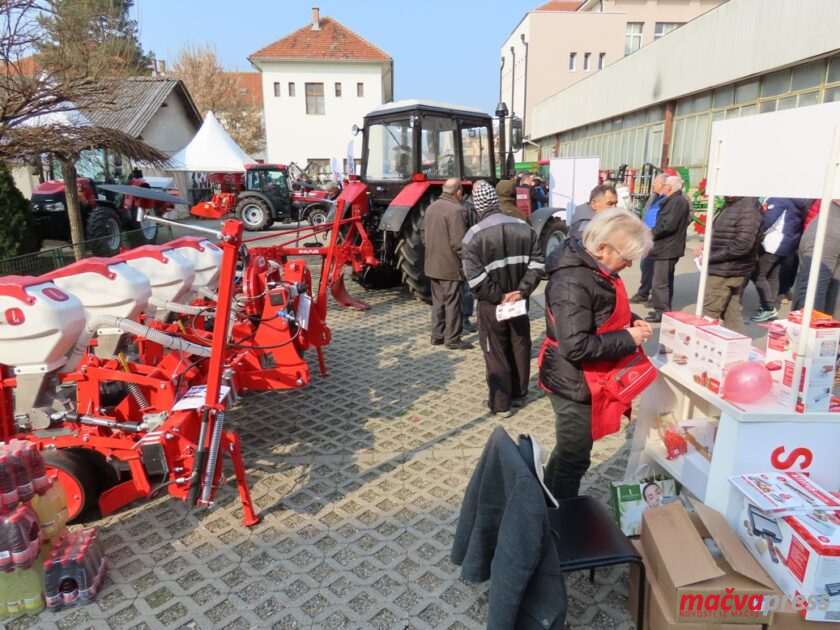 10 840x630 - (ФОТО ГАЛЕРИЈА) ГУЖВА НА САЈМУ ПОЉОПРИВРЕДЕ У БОГАТИЋУ: 80 ИЗЛАГАЧА И ВЕЛИКИ БРОЈ ПОСЕТИЛАЦА