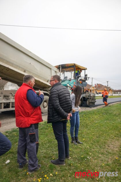 3 4 420x630 - (ФОТО) У УЗВЕЋУ АСФАЛТИРАНА НАЈДУЖА УЛИЦА, ПОСЛЕ АСФАЛТА НОВЕ АКЦИЈЕ