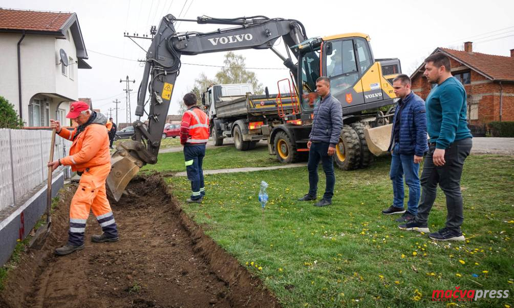 Naslovna 11 - (ФОТО) ЦЕНТАР БАДОВИНАЦА НЕЋЕТЕ ПРЕПОЗНАТИ: ГРАДЕ СЕ ТРОТОАР И ПАРКИНГ, УРЕЂУЈУ ЗЕЛЕНЕ ПОВРШИНЕ