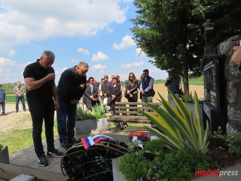 (ФОТО) У ГЛУШЦИМА ОБЕЛЕЖЕНА 23. ГОДИШЊИЦА ПОГИБИЈЕ ВОЈНИКА ОД НАТО БОМБИ 4 4 840x630 - (ФОТО) У ГЛУШЦИМА ОБЕЛЕЖЕНА 23. ГОДИШЊИЦА ПОГИБИЈЕ ВОЈНИКА ОД НАТО БОМБИ