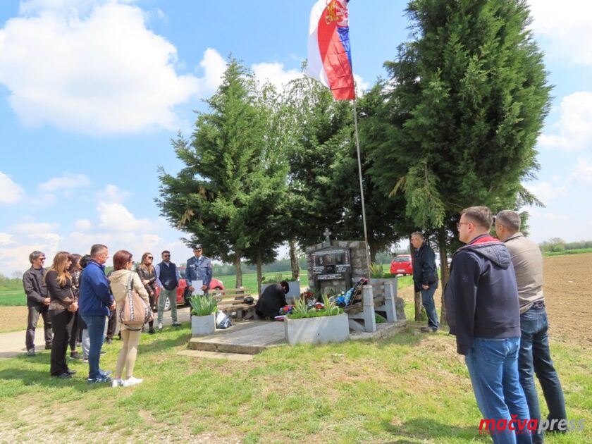 (ФОТО) У ГЛУШЦИМА ОБЕЛЕЖЕНА 23. ГОДИШЊИЦА ПОГИБИЈЕ ВОЈНИКА ОД НАТО БОМБИ 8 1 840x630 - (ФОТО) У ГЛУШЦИМА ОБЕЛЕЖЕНА 23. ГОДИШЊИЦА ПОГИБИЈЕ ВОЈНИКА ОД НАТО БОМБИ