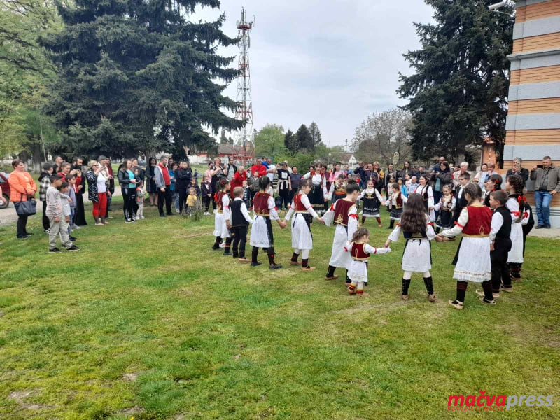 (ФОТО) УСКРС У ЦРНОЈ БАРИ СЛАВИЛИ НАЈМЛАЂИ ЧЛАНОВИ КУД "ЈЕЛИЦА" 8 - (ФОТО) УСКРС У ЦРНОЈ БАРИ СЛАВИЛИ НАЈМЛАЂИ ЧЛАНОВИ КУД "ЈЕЛИЦА"