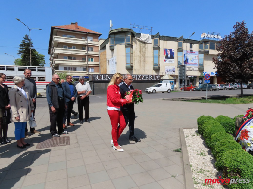 ОБЕЛЕЖЕН ДАН ПОБЕДЕ - ПОЛОЖЕНИ ВЕНЦИ НА СПОМЕНИК БОРЦИМА 3 840x630 - ОБЕЛЕЖЕН ДАН ПОБЕДЕ - ПОЛОЖЕНИ ВЕНЦИ НА СПОМЕНИК БОРЦИМА