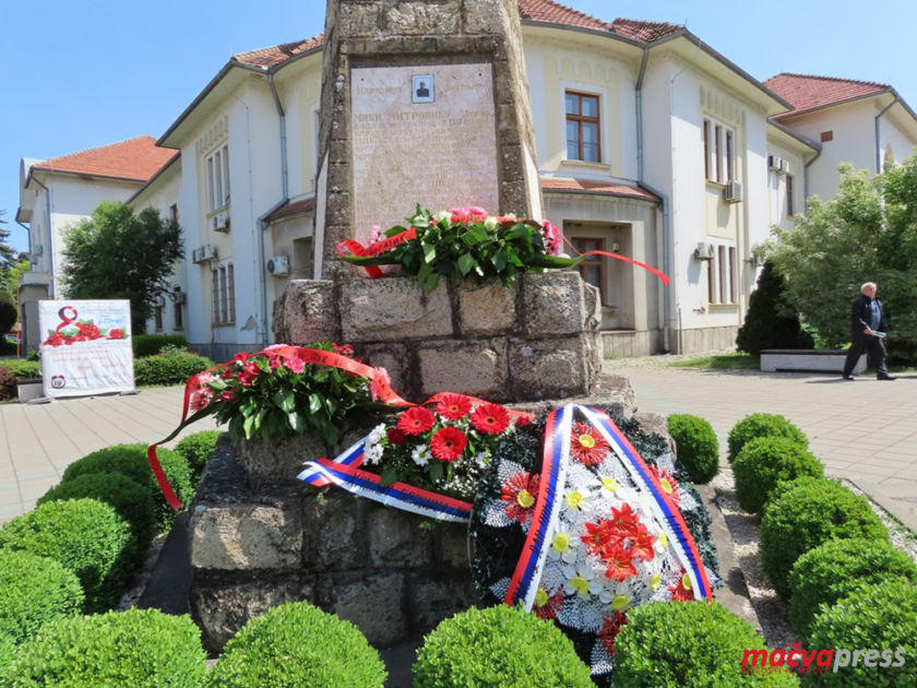 ОБЕЛЕЖЕН ДАН ПОБЕДЕ - ПОЛОЖЕНИ ВЕНЦИ НА СПОМЕНИК БОРЦИМА 5 840x630 - ОБЕЛЕЖЕН ДАН ПОБЕДЕ - ПОЛОЖЕНИ ВЕНЦИ НА СПОМЕНИК БОРЦИМА