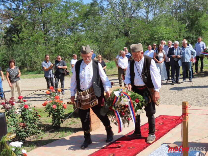 20220908101202 IMG 7616 840x630 - (ФОТО-ВИДЕО) НА ЛИМАНСКОЈ АДИ  ПОТОМЦИ СЕ ПОКЛОНИЛИ ЈУНАЦИМА БИТКЕ НА ДРИНИ