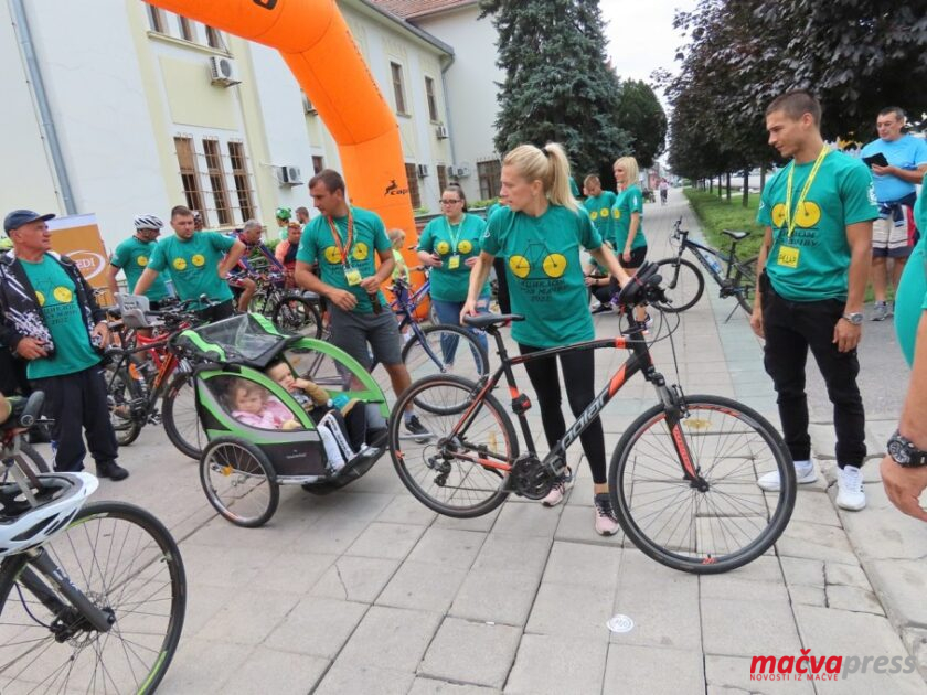 У НЕДЕЉУ ЈЕ БИЦИКЛИЈАДА - КРОЗ МАЧВУ ОД БОГАТИЋА ДО ОЧАГА, ПРИЈАВЕ ОД 8, СТАРТ У 11 САТИ Andrea sa decom 840x630 - У НЕДЕЉУ ЈЕ БИЦИКЛИЈАДА - КРОЗ МАЧВУ ОД БОГАТИЋА ДО ОЧАГА, ПРИЈАВЕ ОД 8, СТАРТ У 11 САТИ