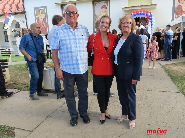 ЕМИНА ЈЕ БИЛА СТИПЕНДИСТА ОПШТИНЕ, НАГРАЂЕНА ЈЕ ПЛАКЕТОМ - ИМА КАРИЈЕРУ ЗА ПОШТОВАЊЕ Dr Emina Milosevic sa roditeljima - ЕМИНА ЈЕ БИЛА СТИПЕНДИСТА ОПШТИНЕ, НАГРАЂЕНА ЈЕ ПЛАКЕТОМ - ИМА КАРИЈЕРУ ЗА ПОШТОВАЊЕ
