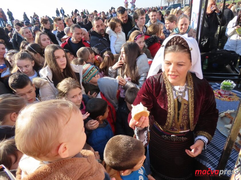 1 2 840x630 - (ФОТО ГАЛЕРИЈА) БОЖИЋНО СЛАВЉЕ НА ХИПОДРОМУ - УЗ ГАЛОПЕРЕ, КУВАНО ВИНО И ЧЕСНИЦУ