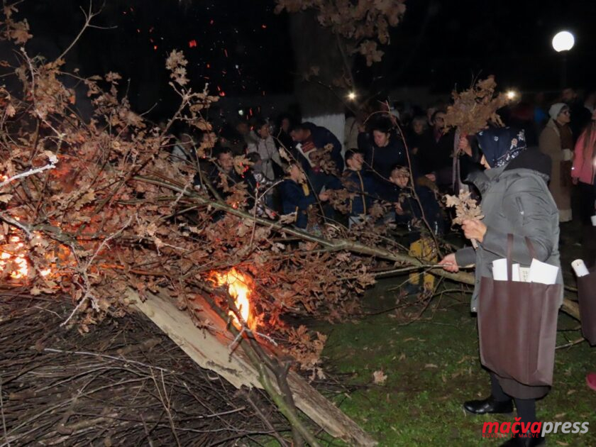 10 840x630 - ФОТО ГАЛЕРИЈА: У ХРАМОВИМА У МАЧВИ ПАЉЕЊЕМ БАДЊАКА ОБЕЛЕЖЕНО БАДЊЕ ВЕЧЕ