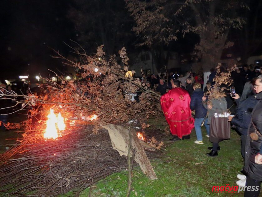 2 1 840x630 - ФОТО ГАЛЕРИЈА: У ХРАМОВИМА У МАЧВИ ПАЉЕЊЕМ БАДЊАКА ОБЕЛЕЖЕНО БАДЊЕ ВЕЧЕ