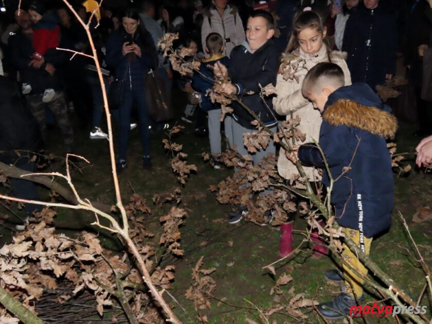 3 1 840x630 - ФОТО ГАЛЕРИЈА: У ХРАМОВИМА У МАЧВИ ПАЉЕЊЕМ БАДЊАКА ОБЕЛЕЖЕНО БАДЊЕ ВЕЧЕ