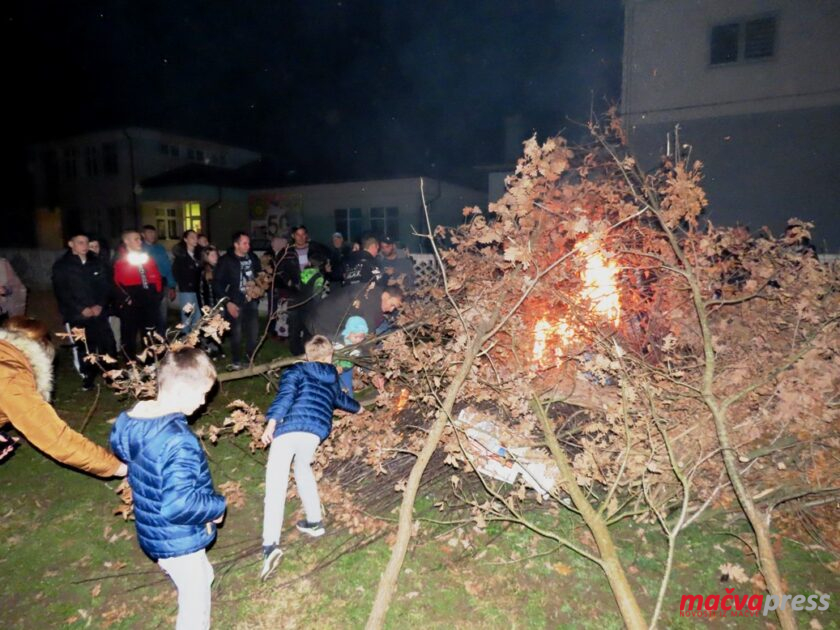 4 840x630 - ФОТО ГАЛЕРИЈА: У ХРАМОВИМА У МАЧВИ ПАЉЕЊЕМ БАДЊАКА ОБЕЛЕЖЕНО БАДЊЕ ВЕЧЕ