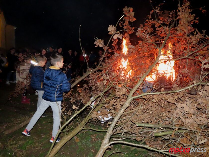 5 840x630 - ФОТО ГАЛЕРИЈА: У ХРАМОВИМА У МАЧВИ ПАЉЕЊЕМ БАДЊАКА ОБЕЛЕЖЕНО БАДЊЕ ВЕЧЕ