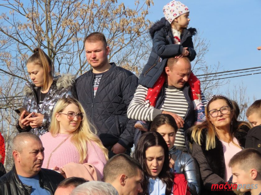 6 1 840x630 - (ФОТО ГАЛЕРИЈА) БОЖИЋНО СЛАВЉЕ НА ХИПОДРОМУ - УЗ ГАЛОПЕРЕ, КУВАНО ВИНО И ЧЕСНИЦУ