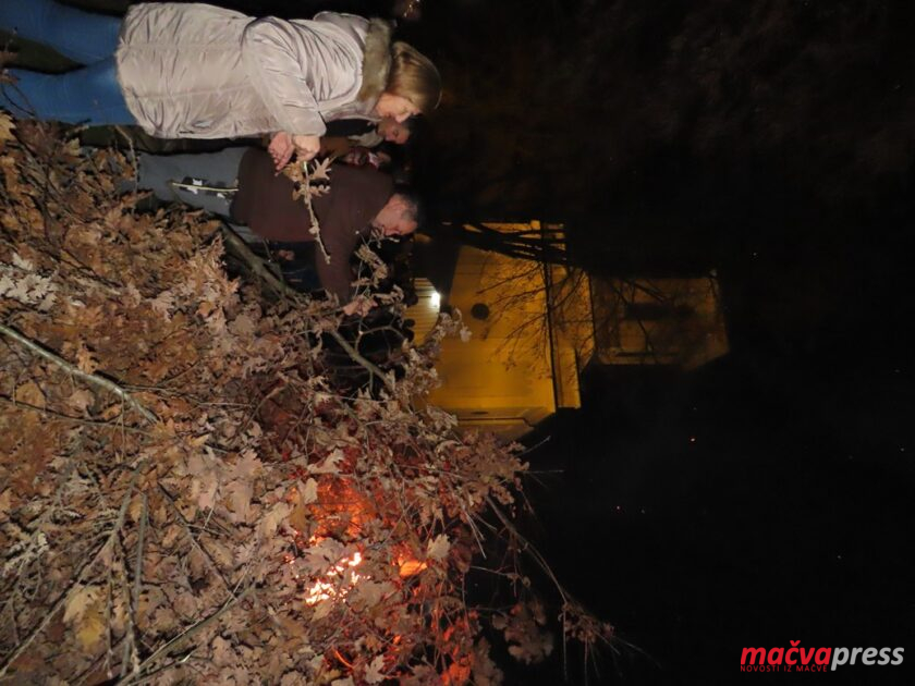 6 840x630 - ФОТО ГАЛЕРИЈА: У ХРАМОВИМА У МАЧВИ ПАЉЕЊЕМ БАДЊАКА ОБЕЛЕЖЕНО БАДЊЕ ВЕЧЕ