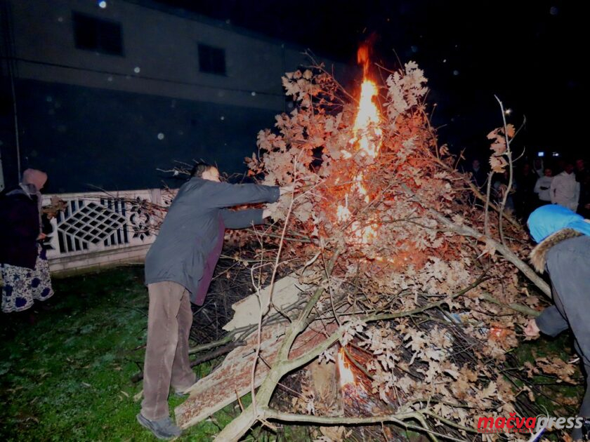 7 840x630 - ФОТО ГАЛЕРИЈА: У ХРАМОВИМА У МАЧВИ ПАЉЕЊЕМ БАДЊАКА ОБЕЛЕЖЕНО БАДЊЕ ВЕЧЕ