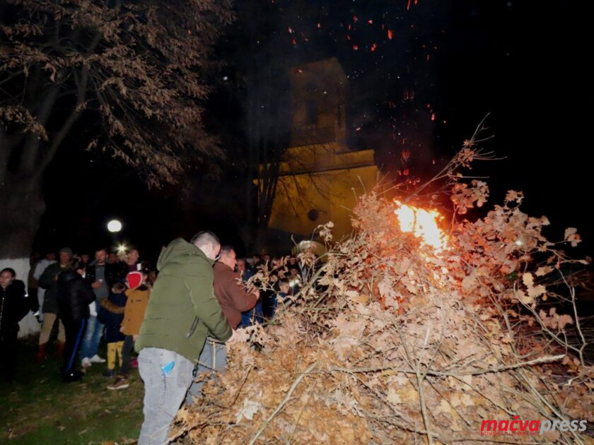 8 840x630 - ФОТО ГАЛЕРИЈА: У ХРАМОВИМА У МАЧВИ ПАЉЕЊЕМ БАДЊАКА ОБЕЛЕЖЕНО БАДЊЕ ВЕЧЕ