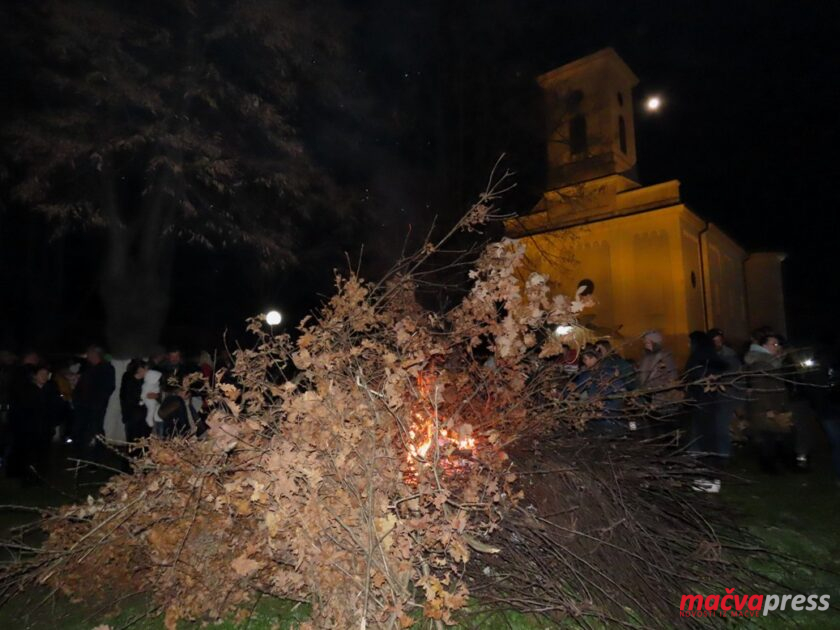 9 840x630 - ФОТО ГАЛЕРИЈА: У ХРАМОВИМА У МАЧВИ ПАЉЕЊЕМ БАДЊАКА ОБЕЛЕЖЕНО БАДЊЕ ВЕЧЕ