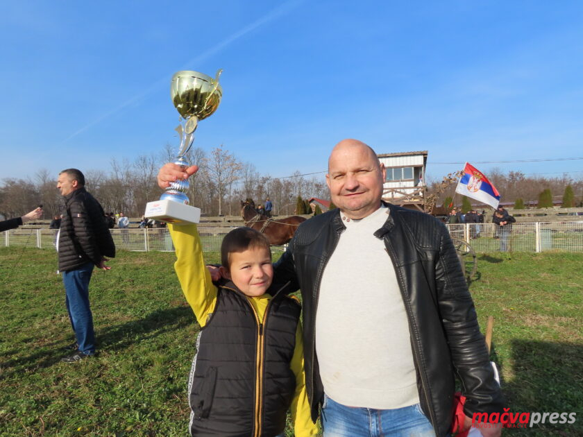 IMG 9418 840x630 - (ФОТО ГАЛЕРИЈА) БОЖИЋНО СЛАВЉЕ НА ХИПОДРОМУ - УЗ ГАЛОПЕРЕ, КУВАНО ВИНО И ЧЕСНИЦУ