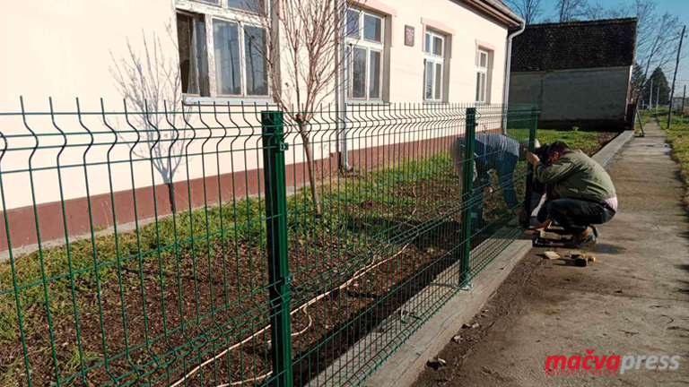 Sovljak zavrsena ograda Naslovna - СОВЉАК МАЛО, АЛИ СЛОЖНО СЕЛО - ПРИЛОЗИМА И ДОБРОВОЉНИМ РАДОМ ОГРАДИЛИ ШКОЛСКО ДВОРИШТЕ