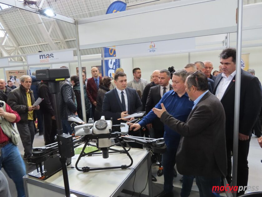 (ФОТО ГАЛЕРИЈА) ВЕЛИКА ГУЖВА НА ПОЉО САЈМУ У БОГАТИЋУ Dronovi 840x630 - (ФОТО ГАЛЕРИЈА) ВЕЛИКА ГУЖВА НА ПОЉО САЈМУ У БОГАТИЋУ